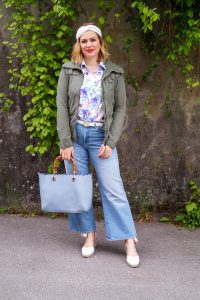 headband, high waisted cropped flared ankle jeans, utility jacket, bamboo handle bag, springstyle