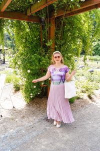 botanical garden, pleated skirt, maxi skirt, lavender, pantone laveder, summer style, feminine, summer 2019, day trip, botanical garden, augsburg, purple