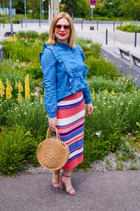 chambray, ruffles, stripes, knitted skirt, sumer style, summer 2019, raffia bag, midi skirt, H&M, colorful stripes, red white and blue