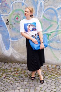 disney, aladdin, graphic tee, casual style, summer style, summer 19, disney movie, pleated skirt, girly look, fashion post, blue graphiti mural, plateau sandals, affordable style