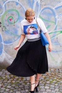 disney, aladdin, graphic tee, casual style, summer style, summer 19, disney movie, pleated skirt, girly look, fashion post, blue graphiti mural, plateau sandals, affordable style
