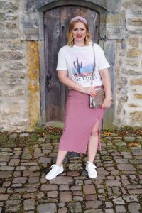 sneakers, white sneakers, skirt and sneakers, pink, casual look, t-shirt trend, graphic tee, headband trend