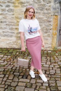 sneakers, white sneakers, skirt and sneakers, pink, casual look, t-shirt trend, graphic tee, headband trend