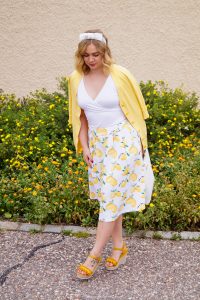lemon print, lemon print skirt, summer prints, yellow, fashion blogger, Madame Schischi, summer style, feminine, summer 19