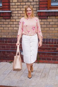 white after labor day, white denim, denim skirt, pink top, fall booties, suede booties, western style, fall style, fashion blogger, Madame Schischi