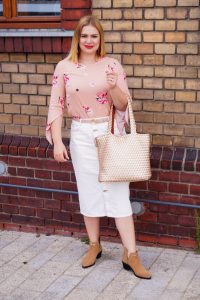 white after labor day, white denim, denim skirt, pink top, fall booties, suede booties, western style, fall style, fashion blogger, Madame Schischi