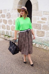 leopard print, neon colors, fashionblogger, neon green, midi skirt, fall fashion, fall, autumn, fall styles, Madame Schischi