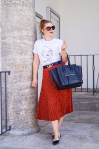 plaid skirt, pre-fall look, fall fashion, fashionblogger, red, Madame Schischi, graphic tee