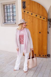 white flared denim, white after labour day, pink velvet, flared jeans, pink and white, fashionblogger, pre-fall, fall style, Madame Schischi
