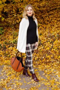 plaid, fall styles, autumn looks, plaid pants, fashionblogger, fall 19, Madame Schischi, turtleneck, leavy background
