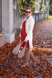 fall, fall fashion, Madame Schischi, autumn, styleblogger, pumpkin spice, fall dress, leaves on the ground, knit dress, overknees