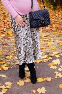 fashion, fashion blogger, Madame Schischi, leopard print, ruffle detail sweater, midi skirt, fall fashion, fashion trends