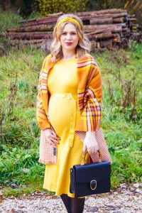 ribbed dress, maternitystyle, bump style, dress the bump, plaid scarf, mustard yellow, black accessories, fashion blogger, fashion, Madame Schischi
