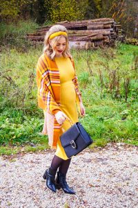 ribbed dress, maternitystyle, bump style, dress the bump, plaid scarf, mustard yellow, black accessories, fashion blogger, fashion, Madame Schischi