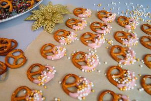 christmas, christmas time, sweet treats, chocolate pretzels, food, easy recipe, baking, Madame Schischi