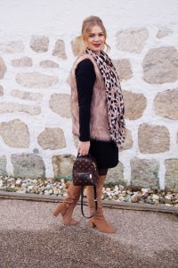 fashion blogger, fashion, styleblogger, Madame Schischi, pregnancy style, maternity style, dress the bump, fake fur vest, leopard print