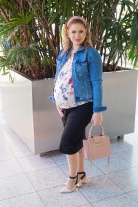 fashionblogger, fashion, styleblogger, what to wear, how to style, spring style, flower print, pregnancy style, maternity style, mom to be, denim jacket, Madame Schsichi