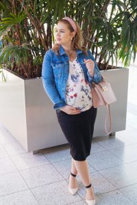 fashionblogger, fashion, styleblogger, what to wear, how to style, spring style, flower print, pregnancy style, maternity style, mom to be, denim jacket, Madame Schsichi