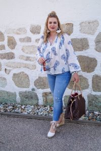 fashionblogger, fashion, what to wear, how to style, summer style, summer blouses, white and blue, bluexwhite, paisley pattern, casual style