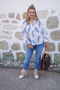 fashionblogger, fashion, what to wear, how to style, summer style, summer blouses, white and blue, bluexwhite, paisley pattern, casual style