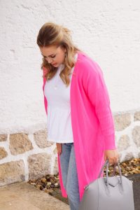 fashionblogger, fashion, neon pink, mom jeans styled, peplum top, spring style, rainy day style, curly hair