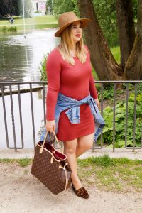fashionblogger, fashion, style blogger, spring style, dress lover, casual style, rainy days, luis vuitton neverfull, jersey dress