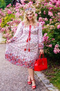 fashionblogger, fashion, flower dress, folklore dress, red loves pink, summer, summer dress, red accessories, how to style, what to wear, amazon dress