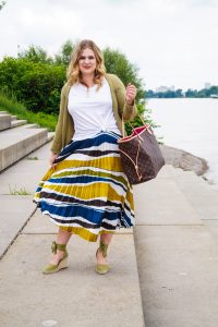 fashionblogger, fashion, pleated skirt, print lover, casual style, summer style, feminine style, how to style, what to wear, Luis Vuitton Neverfull