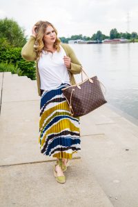 fashionblogger, fashion, pleated skirt, print lover, casual style, summer style, feminine style, how to style, what to wear, Luis Vuitton Neverfull