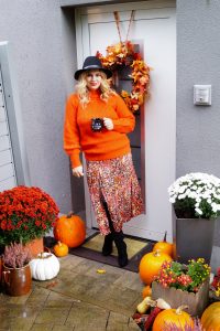 house, front porch decor, home decor, decoration, pumpkins, mums and pumpkins, fall style, fall decor, autumn style, autumn