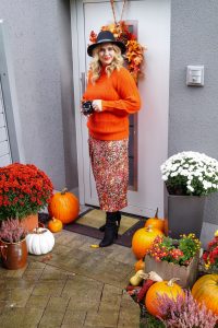 house, front porch decor, home decor, decoration, pumpkins, mums and pumpkins, fall style, fall decor, autumn style, autumn