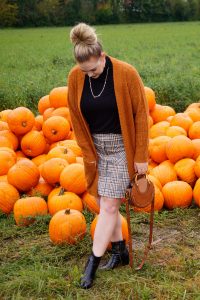 fashionblogger, fashion, fall fashion, autumn style, casual style, mom style, ootd, what I wear, how to style, mad for plaid, pumpkin patch, pumpkins, plaid