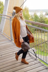 fashionblogger, fashion, fall fashion, autumn style, casual style, mom style, ootd, what I wear, how to style, plaid, cognac brown knits, ripped denim