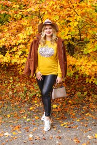 fashionblogger, fashion, fall fashion, autumn style, casual style, mom style, ootd, what I wear, how to style, leather leggings two ways, flanell, pumpkin shirt, leather leggings