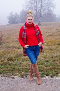 fashionblogger, fashion, winter fashion, winter style, casual style, mom style, ootd, what I wear, how to style, plaid scarf, christmas scarf, cropped sweater, casual christmas style, mad for plaid, christmas, christmas time