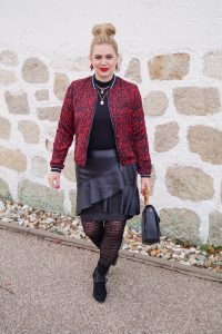 fashionblogger, fashion, winter fashion, winter style, casual style, mom style, ootd, what I wear, how to style, red x black, leopard print, patterned tights, faux leather skirt, flirty style