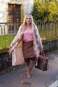 fashionblogger, fashion, winter fashion, winter style, casual style, mom style, ootd, what I wear, how to style, faux leather skirt, lv neverfull, mom mode, cozy cool weather look