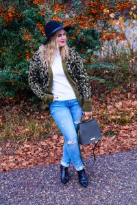 fashionblogger, fashion, winter fashion, winter style, casual style, mom style, ootd, what I wear, how to style, leopard print, distressed denim, Katie Loxton