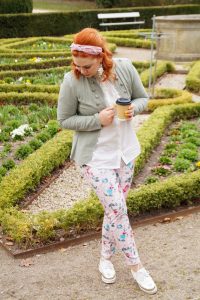 fashion, flower print pants, how to style, what to wear, woman´s fashion, red hair, red head, mom style, style inspo, casual style, styleblogger