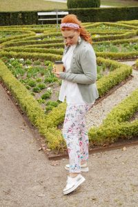 fashion, flower print pants, how to style, what to wear, woman´s fashion, red hair, red head, mom style, style inspo, casual style, styleblogger