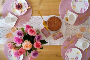 mother´s day, table setting, mother´s day brunch, mother´s day gifts, pink and gold table scape, little cakes, pink dress, fashion blogger, house decor, home decor, table decor