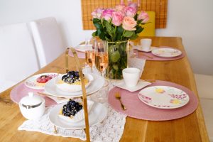 mother´s day, table setting, mother´s day brunch, mother´s day gifts, pink and gold table scape, little cakes, pink dress, fashion blogger, house decor, home decor, table decor