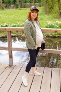 casual look, leggings and tee, oversized tee, graphic t-shirt, pregnancy style, dress the bump, bump style, camouflage, how to style, what to wear