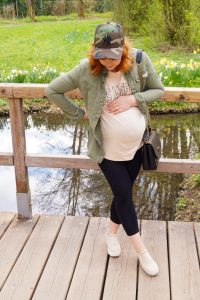 casual look, leggings and tee, oversized tee, graphic t-shirt, pregnancy style, dress the bump, bump style, camouflage, how to style, what to wear
