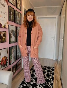 70´s pants, colorful winter, pink outift, winter fashion, mom style, trendy mom outfit, 70´s inspired bootcut pants